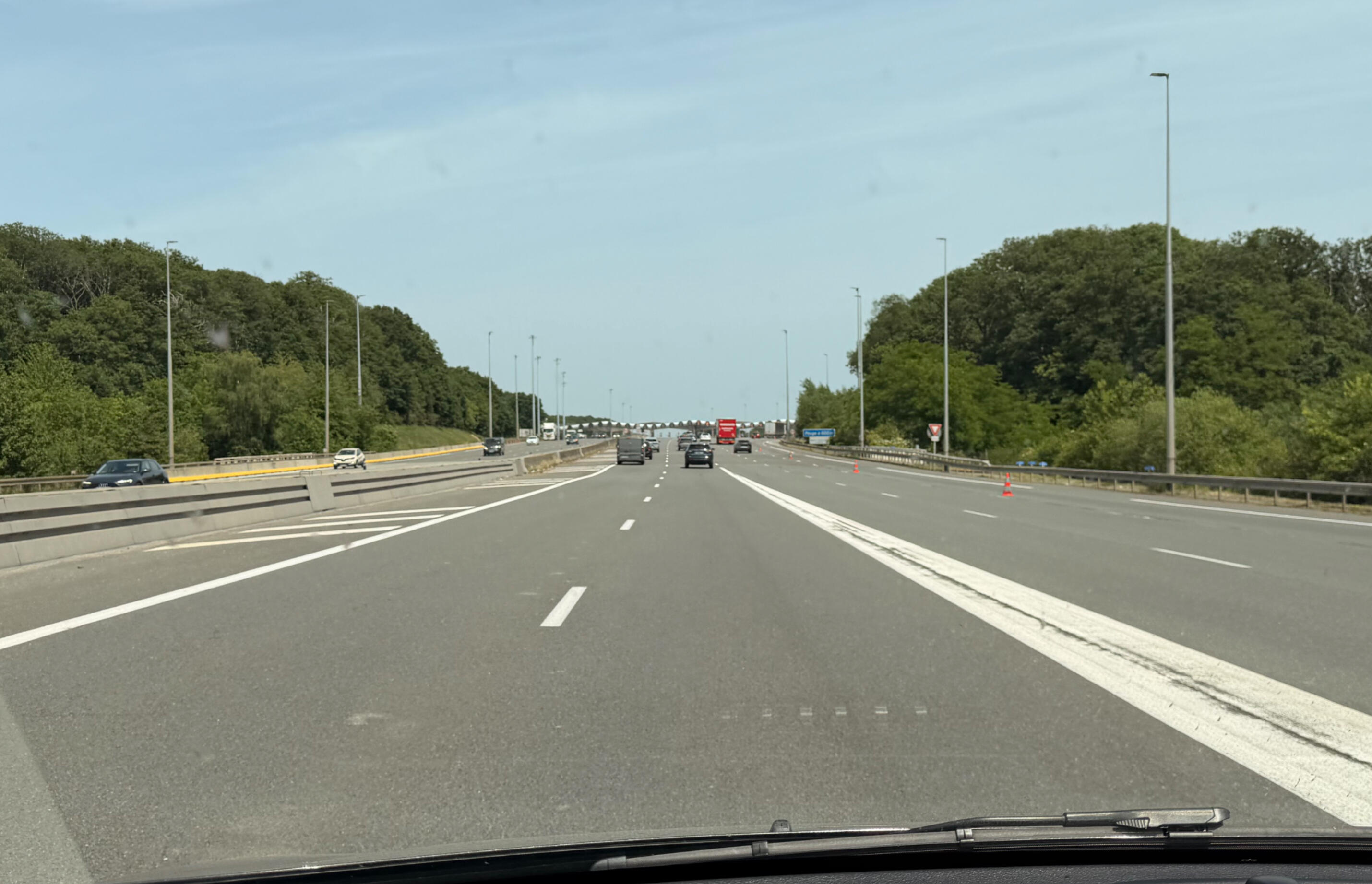 messe frankfurt auto holland koerier voor de deur van messe frankfurt